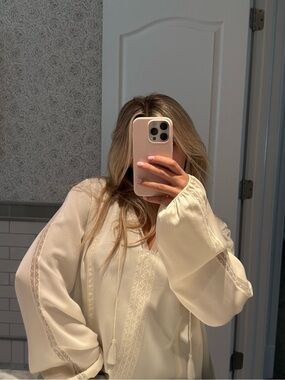 SILK cream Ellie Tahari top in size L with lace detailing on front and back